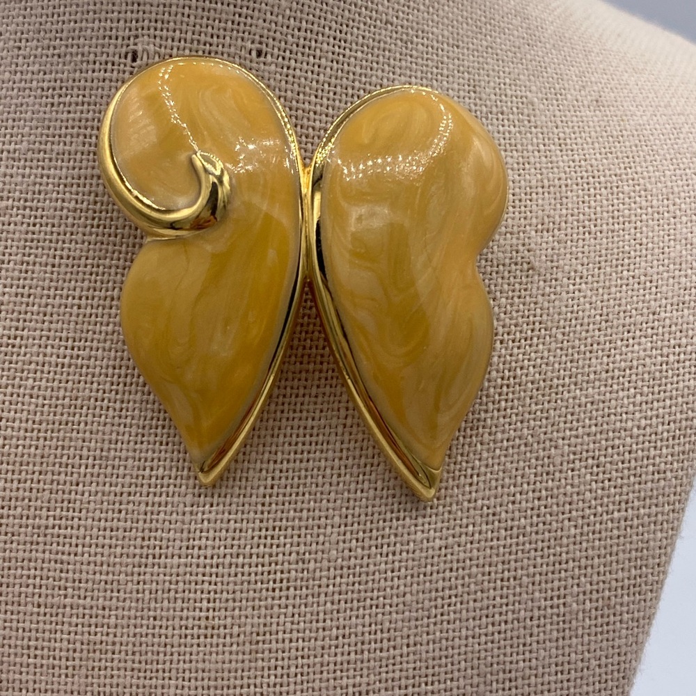 Vintage Monet Swirled Peach/Tan Enamel Gold Tone Stylized Butterfly Brooch/Pin